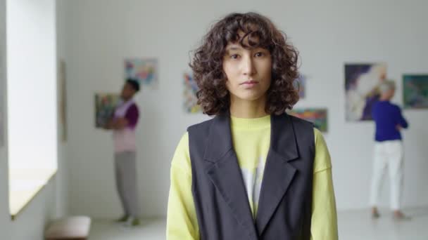 Porträtaufnahme Einer Jungen Frau Mit Lockigem Haar Die Der Kunstgalerie — Stockvideo