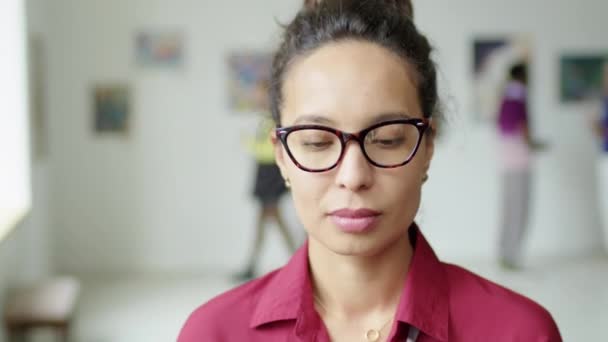Στιγμιότυπο Από Γυναικείο Οδηγό Έκθεσης Γυαλιά Που Ποζάρουν Για Την — Αρχείο Βίντεο