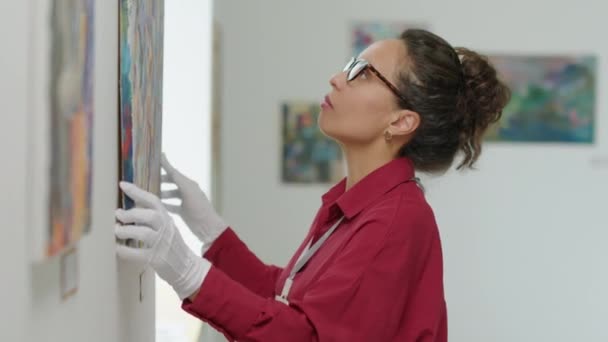 Portrait Female Gallery Worker White Gloves Hanging Painting Wall Posing — Stock Video