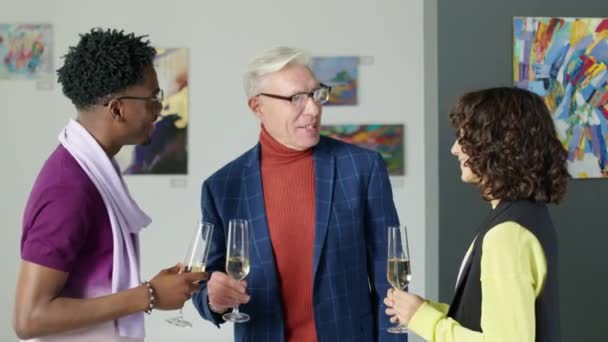 Groep Van Diverse Bezoekers Met Champagneglazen Chatten Terwijl Tentoonstellingszaal Van — Stockvideo