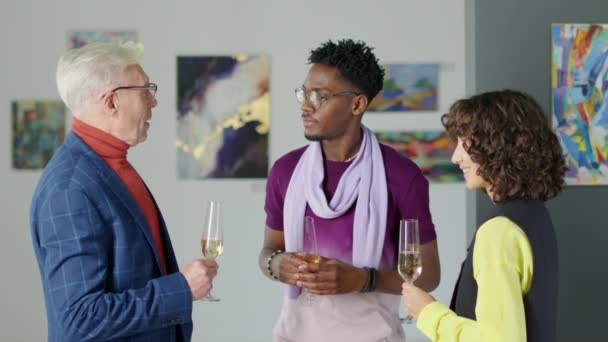 Gesellschaft Multiethnischer Besucher Mit Champagnergläsern Und Diskussionen Ausstellungssaal Der Kunstgalerie — Stockvideo