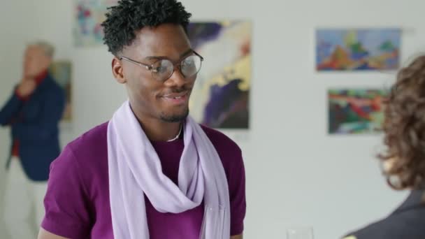 Над Пліч Пліч Афроамериканський Чоловік Тримає Шампанську Флейту Розмовляє Подругою — стокове відео