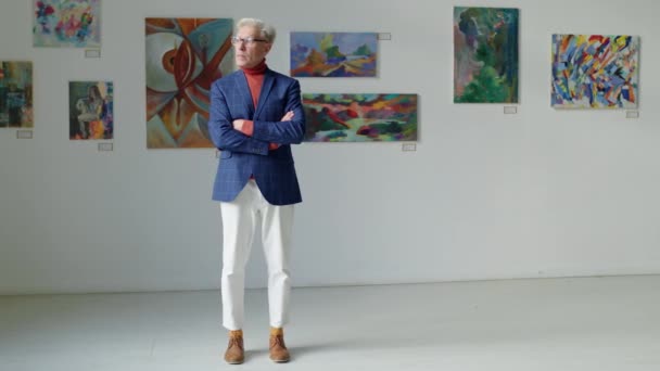 Full Bild Senior Man Stilfull Outfit Poserar För Kamera Med — Stockvideo