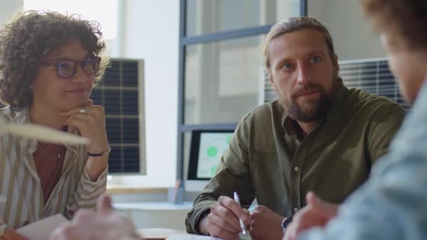 Přes Rameno Snímku Mužských Inženýrů Diskutovat Projektu Obnovitelné Energie Týmem — Stock video