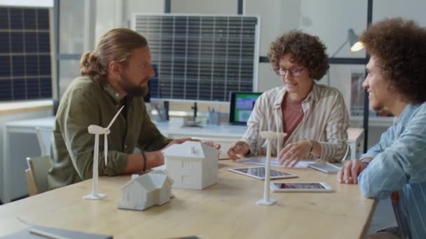 Grupp Multietniska Ingenjörer Diskuterar Projekt För Förnybar Energi Samtidigt Som — Stockvideo