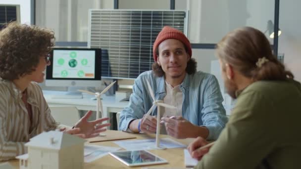 Jonge Mannelijke Ingenieur Casual Outfit Muts Bespreken Duurzame Energie Project — Stockvideo