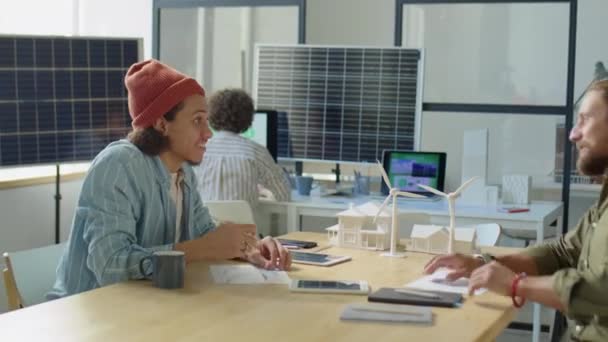 에너지 개발자 인사말 셰이크와 사무실에서 이야기 — 비디오