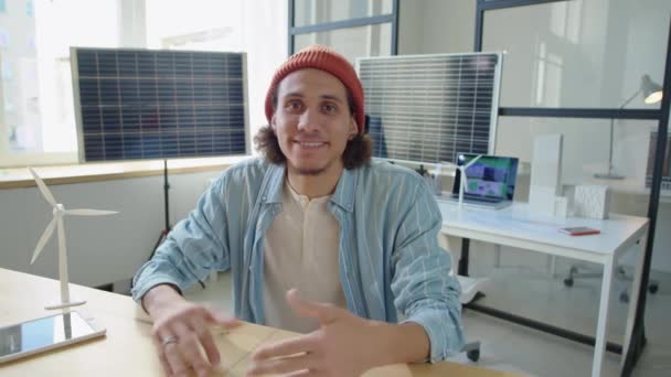 Gen Розробник Відновлюваної Енергії Сидить Столом Офісі Махаючи Розмовляючи Камеру — стокове відео