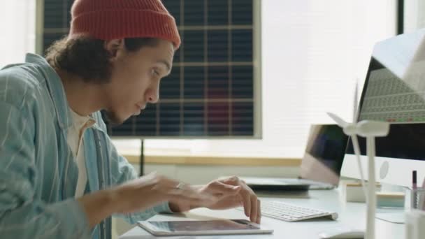 Desarrollador Joven Energía Renovable Usando Tableta Digital Computadora Mientras Trabaja — Vídeos de Stock