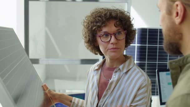 Ženský Developer Obnovitelné Energie Diskutující Solární Panel Mužským Kolegou Při — Stock video