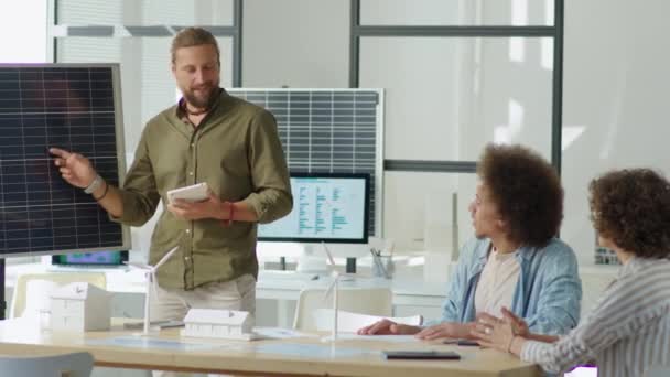 Inženýr Pro Obnovitelné Zdroje Energie Který Drží Digitální Tablet Ukazuje — Stock video