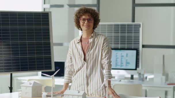 Porträt Einer Ingenieurin Für Erneuerbare Energien Die Büro Steht Und — Stockvideo
