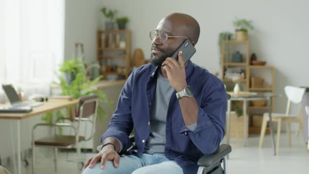 Средняя Фотография Афроамериканца Инвалидностью Говорящего Мобильному Телефону Сидящего Дома Инвалидной — стоковое видео