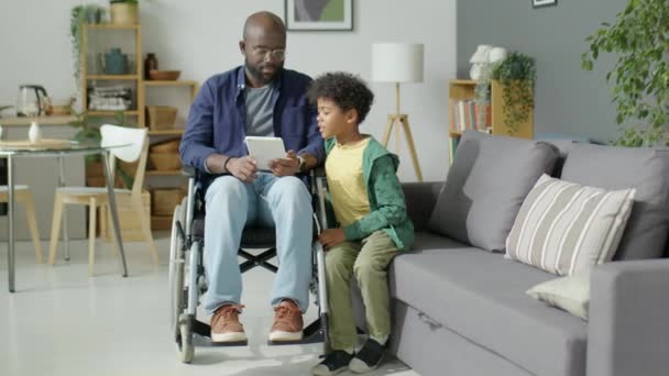 Filmagem Completa Pai Afro Americano Cadeira Rodas Seu Filho Discutindo — Vídeo de Stock