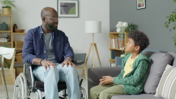 Medelbild Afroamerikansk Man Rullstol Talar Med Lille Son När Han — Stockvideo