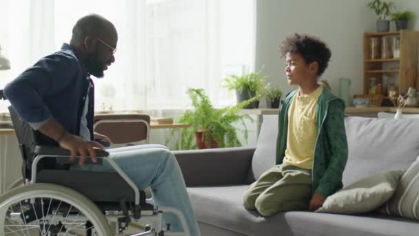 Afro Americano Homem Cadeira Rodas Equitação Para Sofá Sala Estar — Vídeo de Stock
