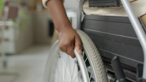 Закрыть Безличный Снимок Руки Чернокожей Женщины Ограниченными Возможностями Инвалидном Кресле — стоковое видео