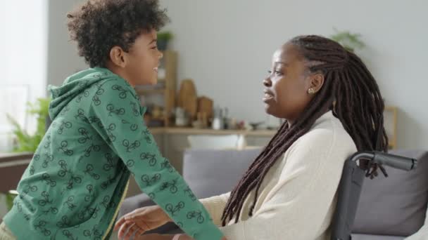 Средний Снимок Маленького Сына Разговаривающего Любящей Афроамериканской Матерью Инвалидной Коляске — стоковое видео
