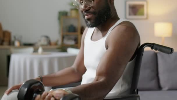 Κοντινό Πλάνο Του Αφροαμερικανού Αναπηρική Καρέκλα Κάνει Τούβλο Bicep Μπούκλες — Αρχείο Βίντεο