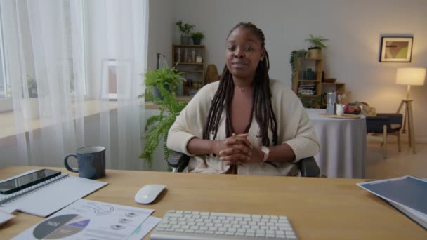 Jeune Femme Afro Américaine Fauteuil Roulant Assis Bureau Dans Salon — Video