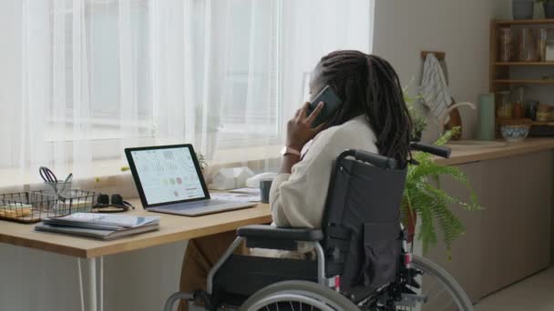 Empresária Afro Americana Cadeira Rodas Falando Por Telefone Analisando Dados — Vídeo de Stock