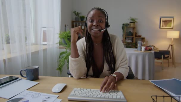 Afro Amerikaanse Vrouw Draadloze Headset Zit Rolstoel Typt Computer Toetsenbord — Stockvideo
