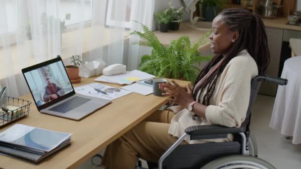 Media Toma Mujer Negocios Afroamericana Sentada Silla Ruedas Discutiendo Trabajo — Vídeos de Stock