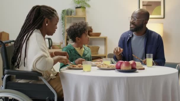Střední Snímek Afroameričanky Invalidním Vozíku Jíst Večeři Malým Synem Manželem — Stock video