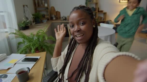 Pov Van Vrolijke Afro Amerikaanse Vrouw Rolstoel Glimlachend Chatten Camera — Stockvideo