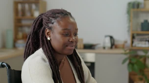 Incline Para Baixo Tiro Jovem Mulher Negra Com Deficiência Sentado — Vídeo de Stock