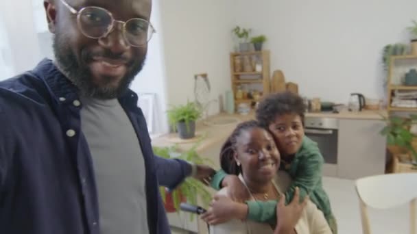 Neşeli Afrikalı Amerikalı Bir Adam Tekerlekli Sandalyedeki Karısı Kamerada Gülümseyen — Stok video
