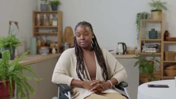 집에서 휠체어에 카메라에 장애를 아프리카계 미국인 여성의 초상화 — 비디오