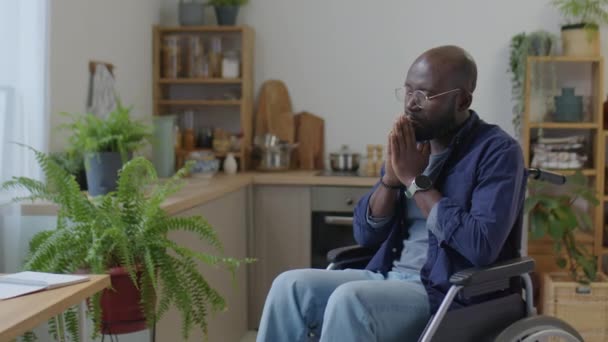 Afroamerikansk Man Med Funktionshinder Sitter Rullstol Och Ber Med Handflator — Stockvideo