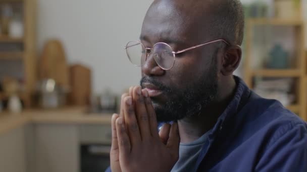 Střední Zblízka Záběr Afroameričan Muž Modlí Dlaněmi Sobě Oči Zavřené — Stock video