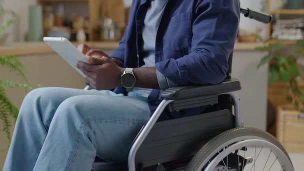 휠체어에 집에서 디지털 태블릿을 장애와 아프리카계 미국인 남자의 자른된 — 비디오