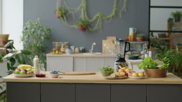 Zoom Tiro Mesa Con Frutas Frescas Verduras Licuadora Para Hacer — Vídeos de Stock