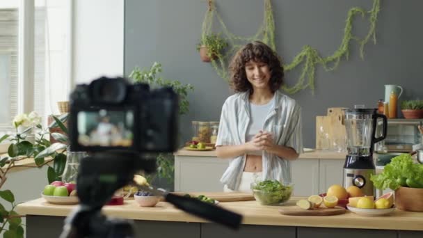 Foto Seletiva Foco Blogueiro Feminino Cozinha Contando Sobre Alimentos Frescos — Vídeo de Stock