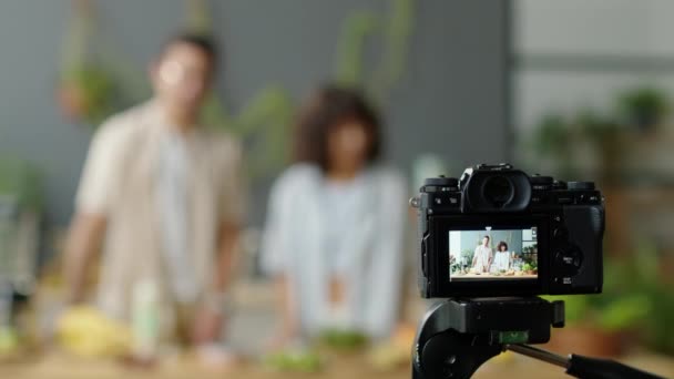 Captura Selectiva Cámara Digital Del Trípode Filmando Blogueros Comida Femeninos — Vídeos de Stock