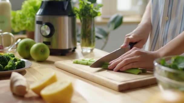 Kadın Ellerinin Mutfak Masasında Taze Kereviz Saplarını Keserken Evde Sağlıklı — Stok video