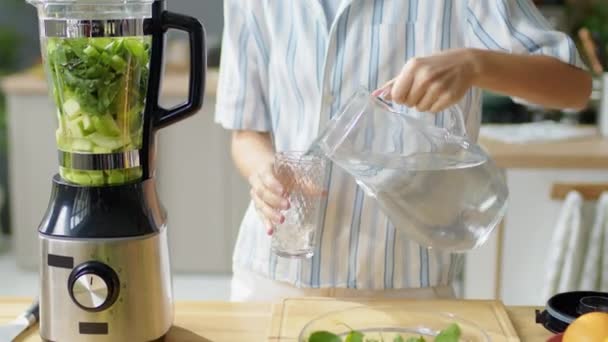 在家里厨房准备绿色冰沙的时候 向搅拌机里倒入一杯水 — 图库视频影像
