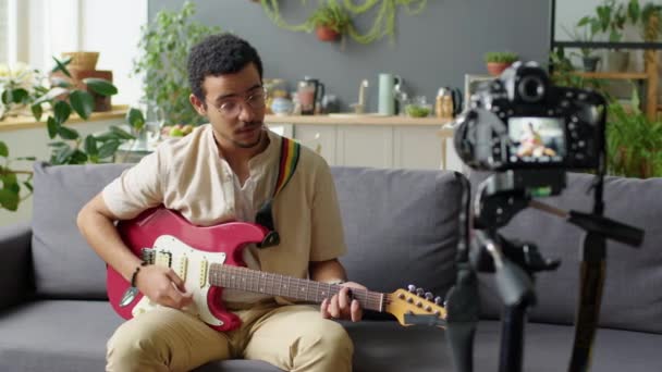 General Homem Sentado Sofá Casa Explicando Como Tocar Guitarra Durante — Vídeo de Stock