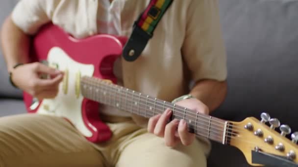Tilt Shot Gen Middle Eastern Mann Spielt Gitarrenmusik Während Hause — Stockvideo