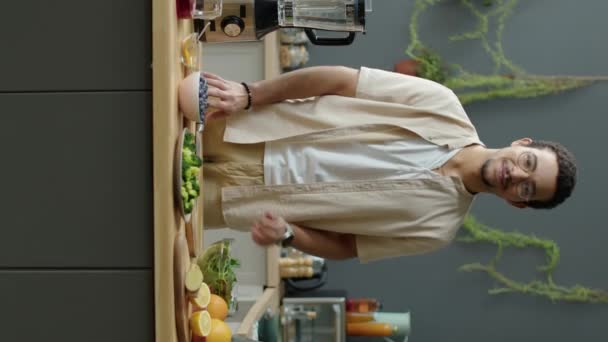 Geni Nin Dikey Portresi Gülümseyen Mutfak Masasında Üzerinde Taze Meyve — Stok video