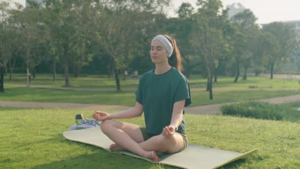 Široký Záběr Mladé Sportovní Ženy Sedící Lotosu Pózovat Cvičit Jógu — Stock video