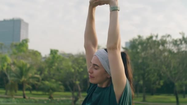 Нахилений Знімок Жінки Розтягує Руки Над Головою Потім Медитує Позі — стокове відео
