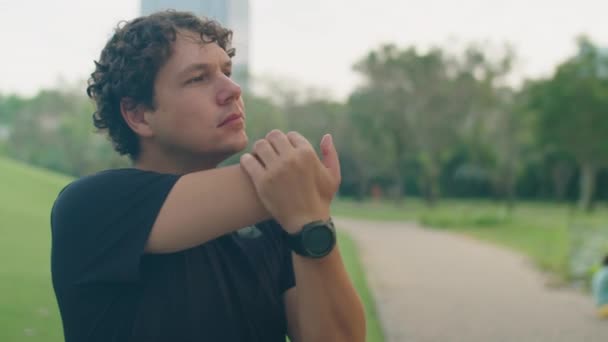 공원에서 따뜻하게 운동복에 남자의 — 비디오