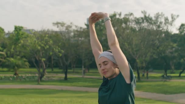 Tilt Κάτω Πυροβολισμό Της Νεαρής Αθλητική Γυναίκα Τεντώνει Χέρια Και — Αρχείο Βίντεο