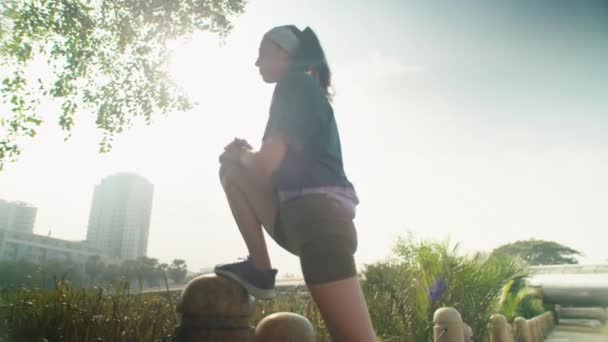 在公园晨跑前 穿着运动服伸展腿 热身的女运动员的低角度镜头 — 图库视频影像