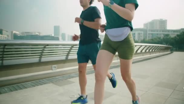Naklonit Zpomalit Záběr Sportovního Bělošského Páru Běžící Společně Lávce Městě — Stock video