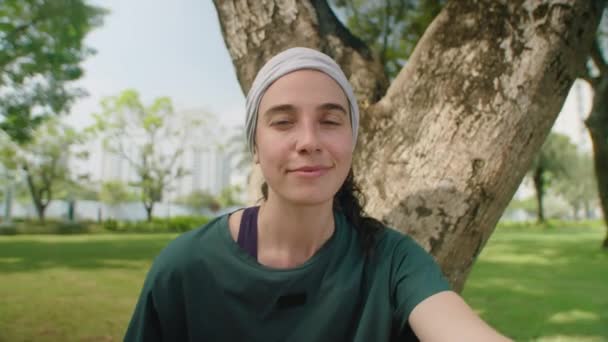 Açık Hava Eğitiminden Sonra Ağaçta Dinlenirken Kameraya Gülümseyerek Poz Veren — Stok video